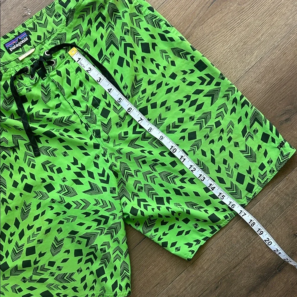 Patagonia Men’s Neon Green & Black Geometric Swim Board Shorts ! Size 32